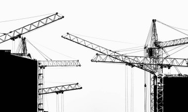 Vinçler ile evleri inşaatı. Siyah ve beyaz.