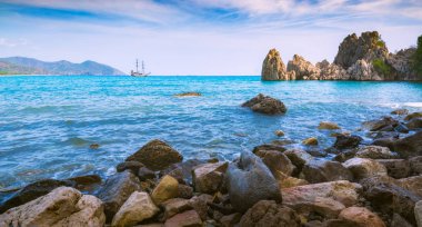 Akdeniz Koyu 'nda ufukta ortaçağ yelkenlisi. Antalya, Kemer, Türkiye, Lycia.