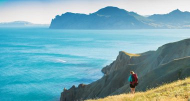 Genç kız backpacker Karadeniz Crimea'da yakınındaki bir vadide.