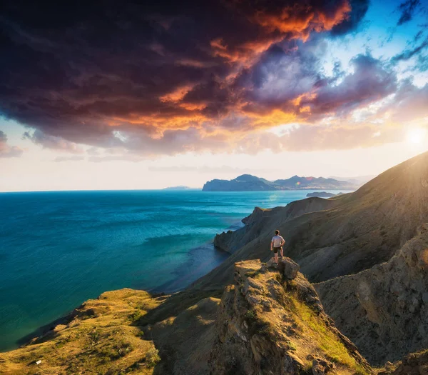 Homme Randonneur Debout Sur Bord Falaise Dessus Mer Sous Les — Photo