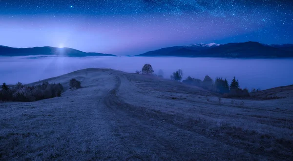 První Světlo Vycházející Měsíc Osvětluje Horského Údolí Mléčná Dráha Hvězdnou — Stock fotografie