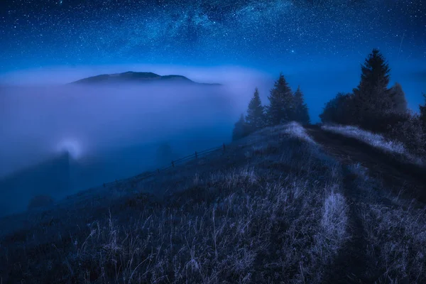 Karpaten Bergdal Bedekt Met Mist Night Met Melkweg Een Sterrenhemel — Stockfoto