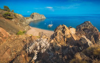 İçinde bir bay, Akdeniz denize yakın Çıralı plaj tekne. Antalya, Türkiye, Lykia.