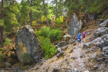 Backpackers Türk dağlarda kayalık bir Likya yolu üzerinde birkaç.