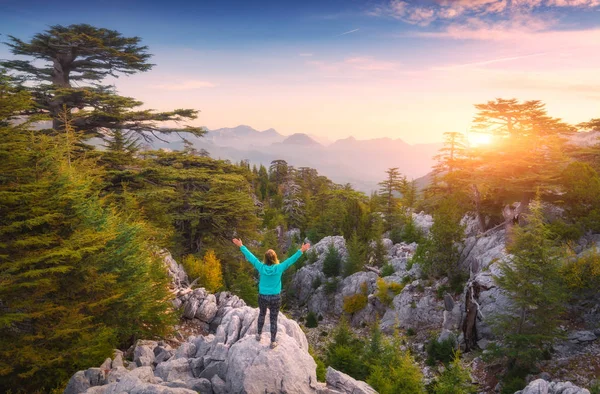 Kız Ile Kayalık Bir Tepe Üzerinde Duran Uzun Yürüyüşe Çıkan — Stok fotoğraf