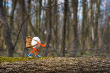 Paskalya yortusu yumurta fiyatı tarafından bir derin bahar ormanda yürüyüş sırt çantası ile. Seyahat ve tatil kavramı.