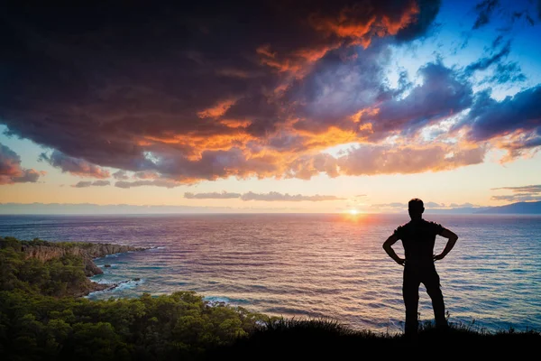 Silhouette Jeune Homme Contre Coucher Soleil Coloré Majestueux Sur Baie — Photo