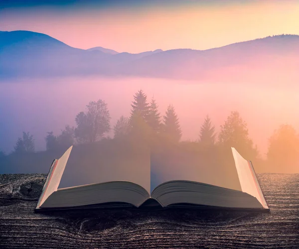 Горная Долина Покрыта Фантастическим Утренним Туманом Страницах Открытой Магической Книги — стоковое фото