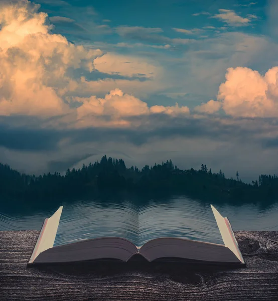 Nubes Atardecer Sobre Lago Montaña Las Páginas Libro Mágico Abierto — Foto de Stock