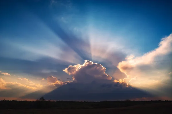 Hermosos Rayos Sol Cielo Sobre Nubes Tormentosas Dramáticas —  Fotos de Stock