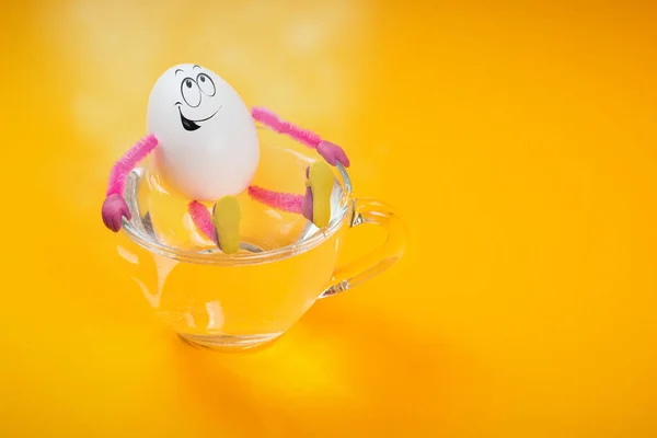 Divertido Huevo Pascua Tomando Baño Una Taza Agua Caliente Concepto — Foto de Stock