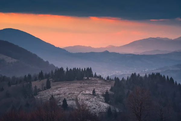 Renkli Bir Karpat Dağ Vadisi Günbatımı Güzel Işık Ile Akşam — Stok fotoğraf