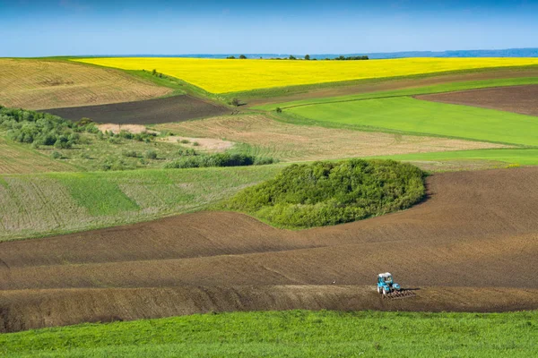 Tractor arar un campo antes de la siembra —  Fotos de Stock