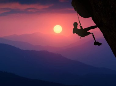 Tırmanıcı bir uçurumun üzerinde protez ile