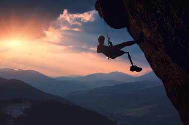 Bir uçurumun üzerinde protezi ile dağcı