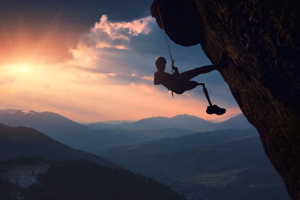 O alpinista com prótese em um penhasco — Fotografia de Stock