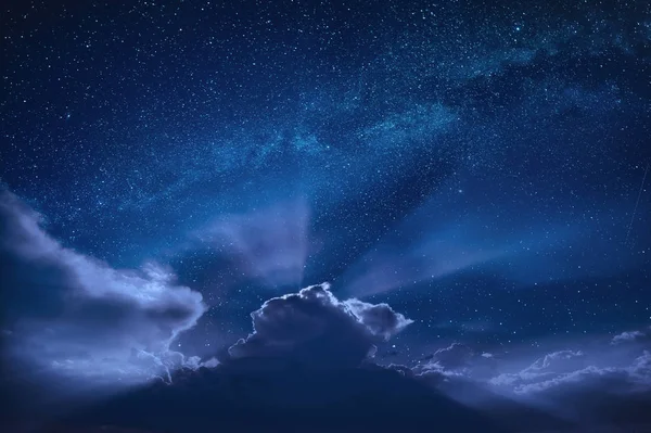 Měsíční paprsky v noční hvězdnou oblohu — Stock fotografie