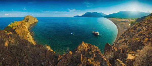 Cirali beach and Olimpos mountain in evening light — Stock Photo, Image