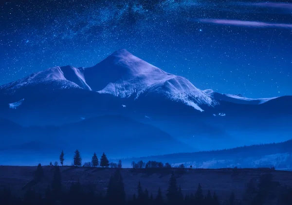 Montaña lejana por la noche — Foto de Stock