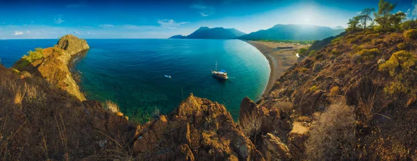 Panorama de la playa de Cirali y la montaña de Olimpos en una puesta de sol — Foto de Stock