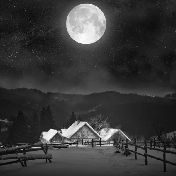 Casa solitaria bajo la luna llena — Foto de Stock