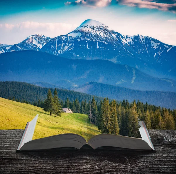 Alpesi hegyek a könyv oldalain — Stock Fotó