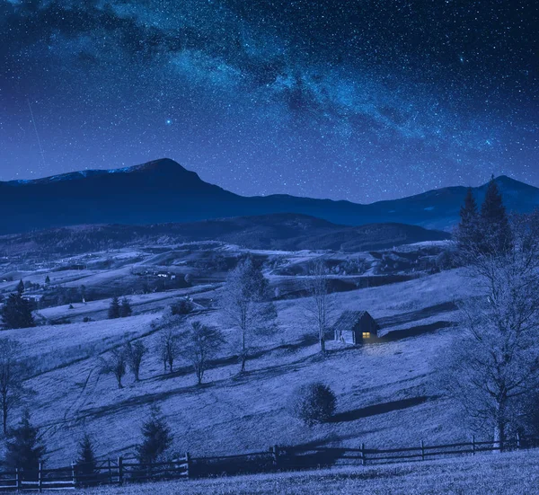 Naturaleza maravillosa de las montañas de los Cárpatos en la noche — Foto de Stock