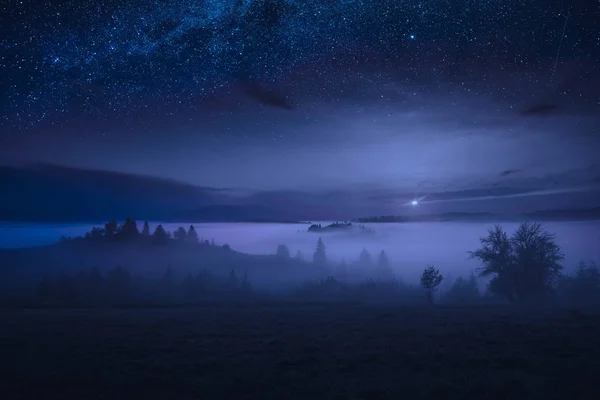 Majestosa ascensão de lua cheia em um vale alpino nebuloso — Fotografia de Stock