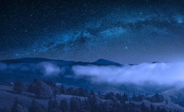 Lantlig utsikt över Mountain Hill på natten — Stockfoto