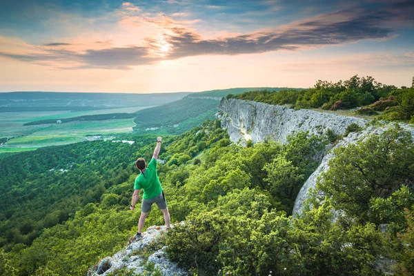 Hombre feliz excursionista de pie sobre una roca —  Fotos de Stock