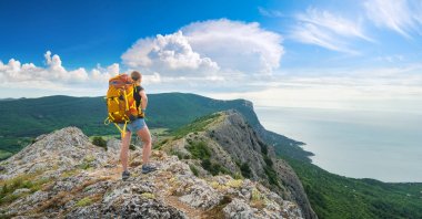 Sırt çantası ile Aktif kız yürüyüşçü