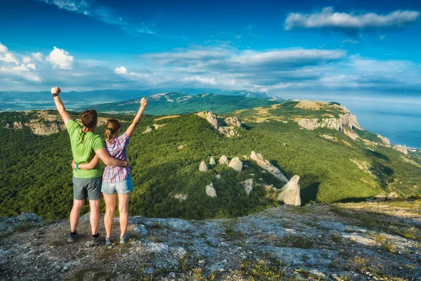 Dva šťastní turisté s zvednou rukou — Stock fotografie