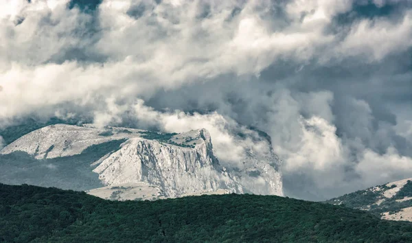 Montañas rocosas cubiertas de nubes — Foto de Stock