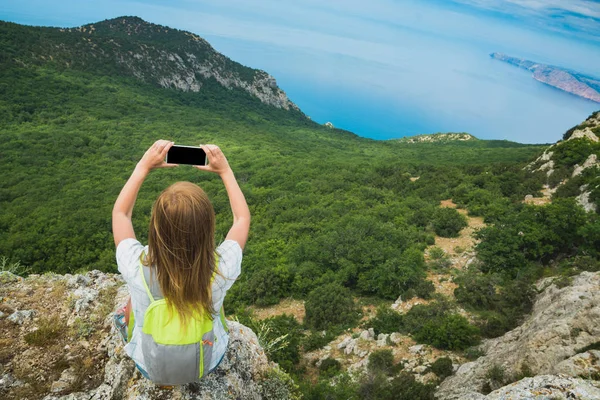 Manzara fotoğraf çekmek sırt çantası ile kız — Stok fotoğraf