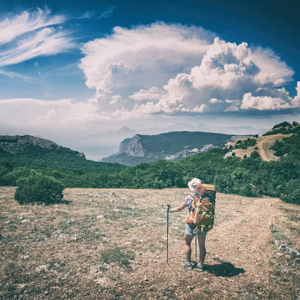 Chica excursionista con mochila disfrutar del valle — Foto de Stock