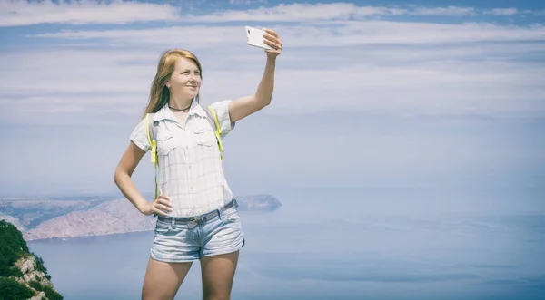 Jovem caminhante tomando selfie — Fotografia de Stock