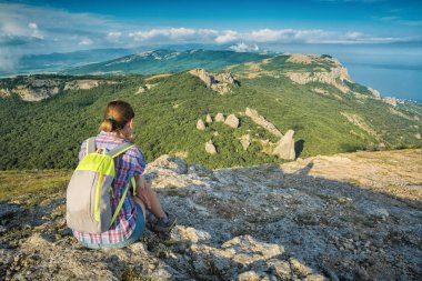 Kız yürüyüşçü uzak dağların tadını çıkarın