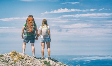 İki genç yürüyüşçü