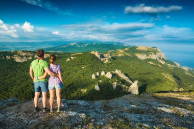 Genç aktif çift yürüyüşçüler