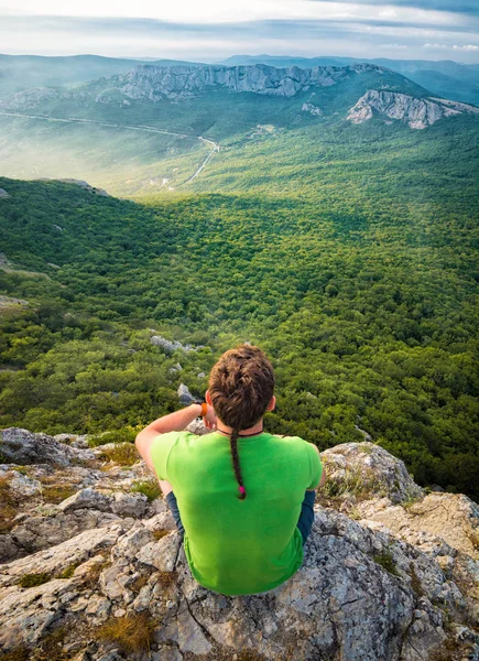 Muži stopař si vychutnejte horské údolí — Stock fotografie