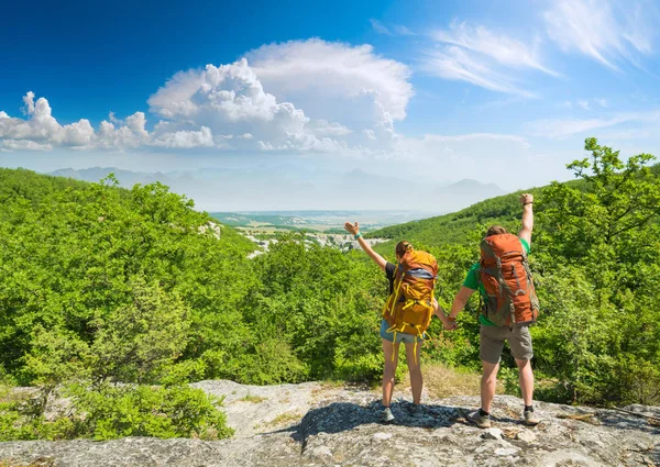 Boldog túrázók a hátizsákok a sziklás hegyek — Stock Fotó