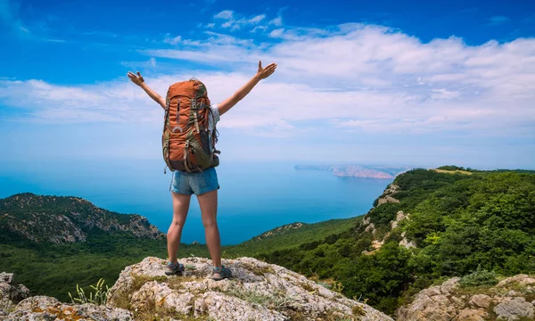 女孩徒步旅行者举手在山顶上 — 图库照片