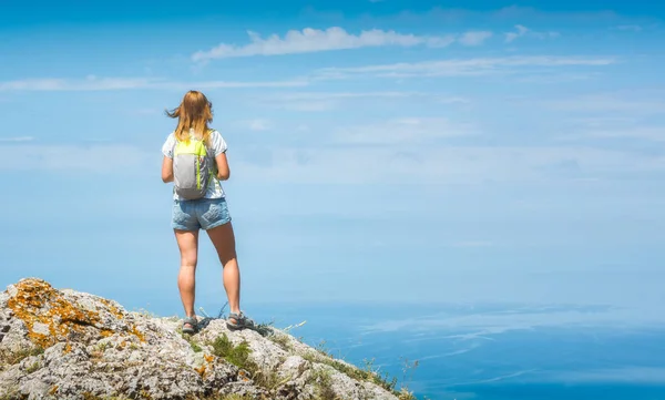 Junge Wanderin — Stockfoto