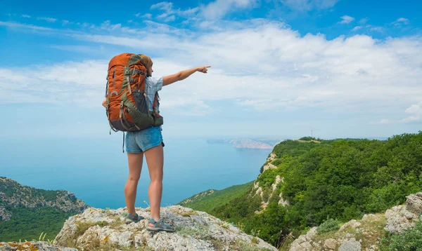 Girl hiker points to the horizon — Stock Photo, Image