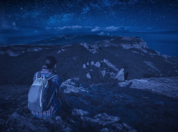 Chica excursionista disfrutar del cielo nocturno estrellado — Foto de Stock