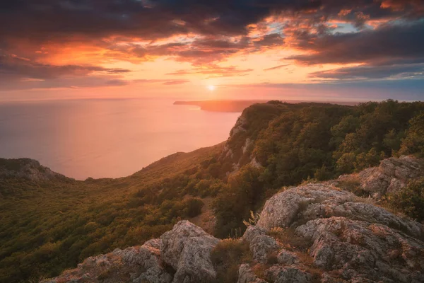 Majestatyczny zachód słońca w dolinie górskiej Krymu — Zdjęcie stockowe