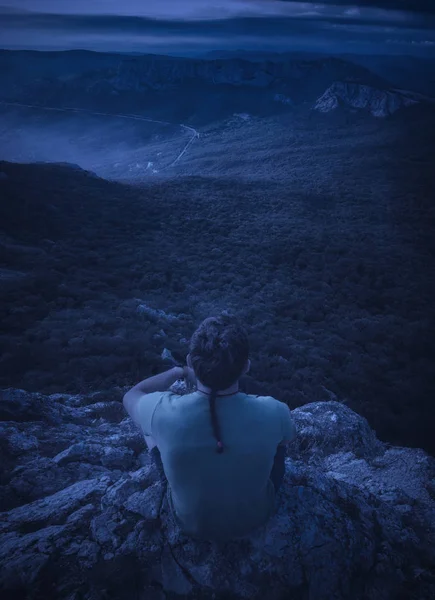 L'homme profite de la vallée de montagne la nuit — Photo