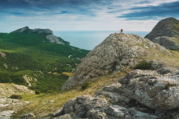 Kız yürüyüşçü kayalık bir üst üzerinde duran — Stok fotoğraf