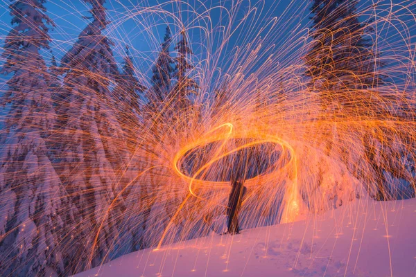 Hombre en un bosque de invierno pintura de lana de acero —  Fotos de Stock