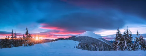 Valle montañoso alpino cubierto de nieve —  Fotos de Stock